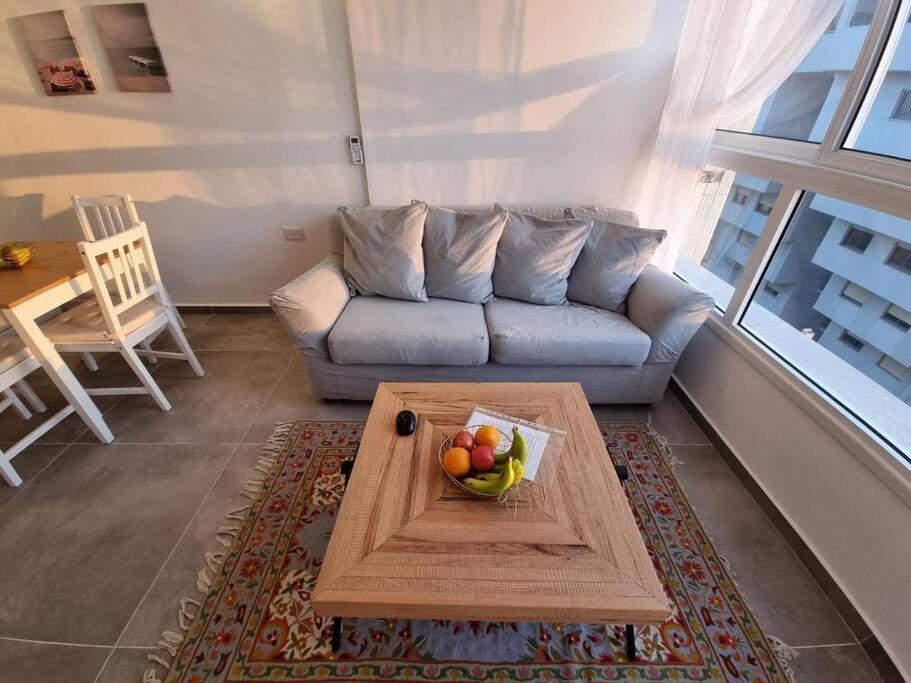Beautiful 2-Bedroom Sea-View Apartment Netanya Esterno foto