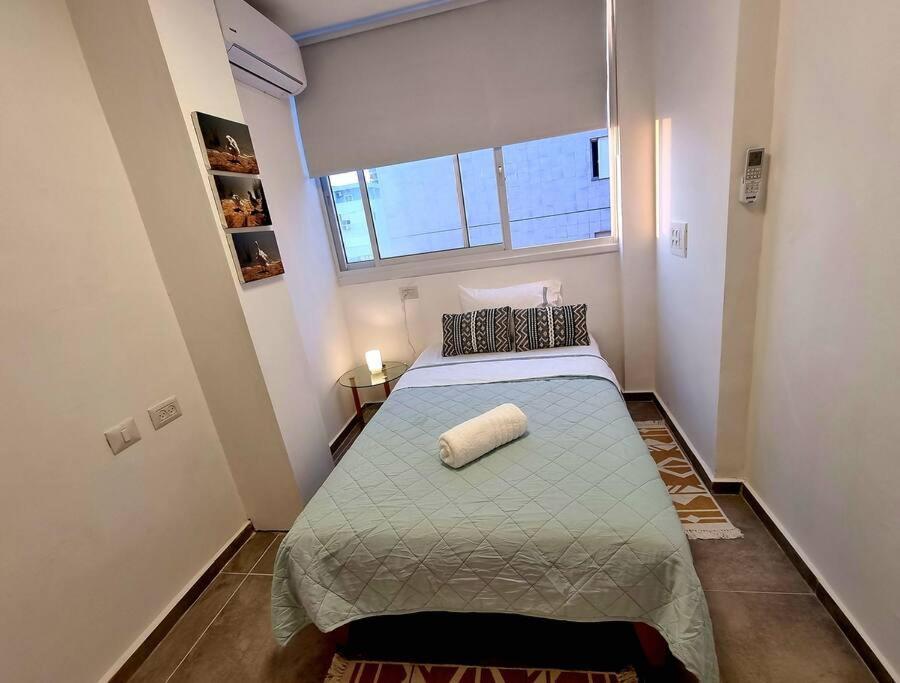 Beautiful 2-Bedroom Sea-View Apartment Netanya Esterno foto