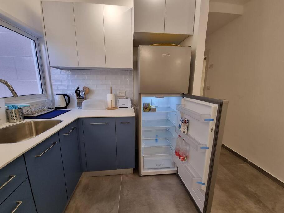 Beautiful 2-Bedroom Sea-View Apartment Netanya Esterno foto