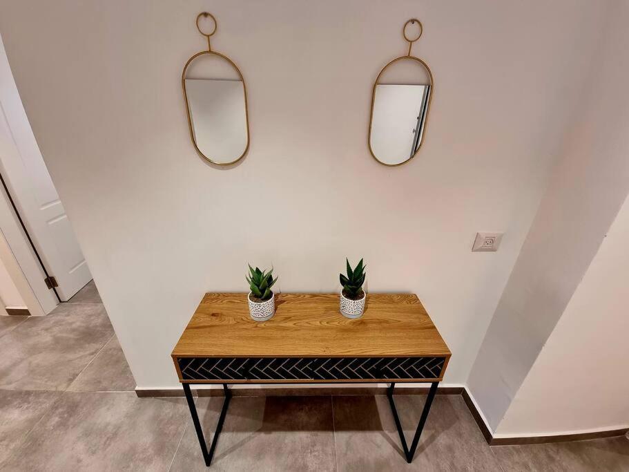 Beautiful 2-Bedroom Sea-View Apartment Netanya Esterno foto