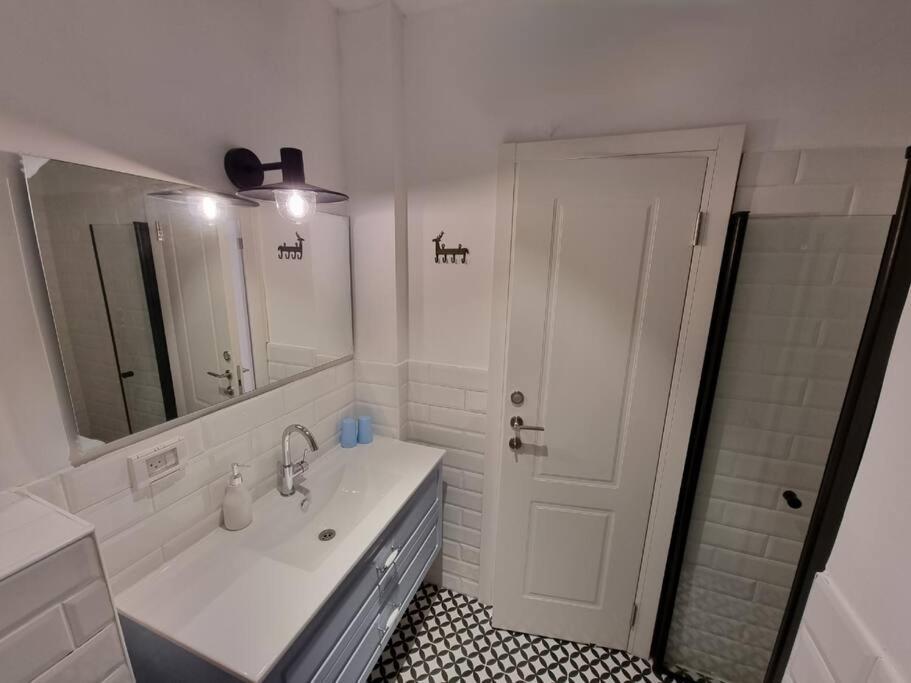 Beautiful 2-Bedroom Sea-View Apartment Netanya Esterno foto