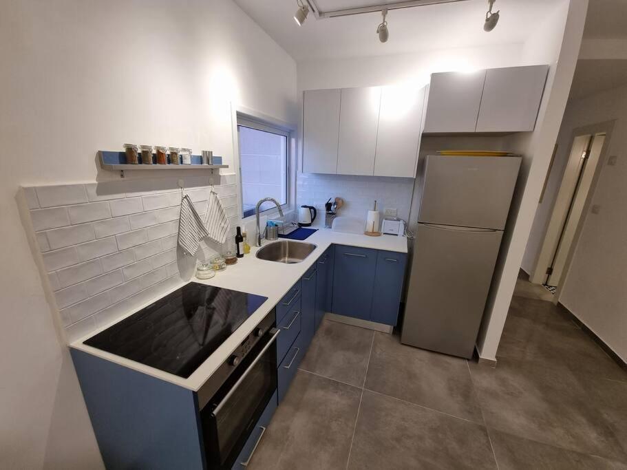 Beautiful 2-Bedroom Sea-View Apartment Netanya Esterno foto