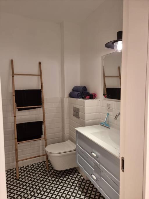Beautiful 2-Bedroom Sea-View Apartment Netanya Esterno foto