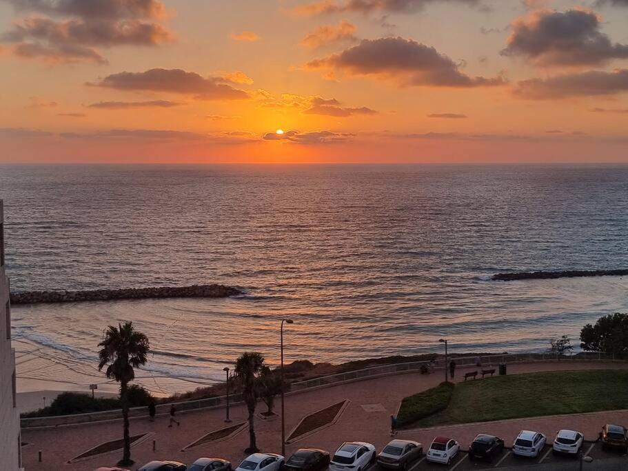 Beautiful 2-Bedroom Sea-View Apartment Netanya Esterno foto